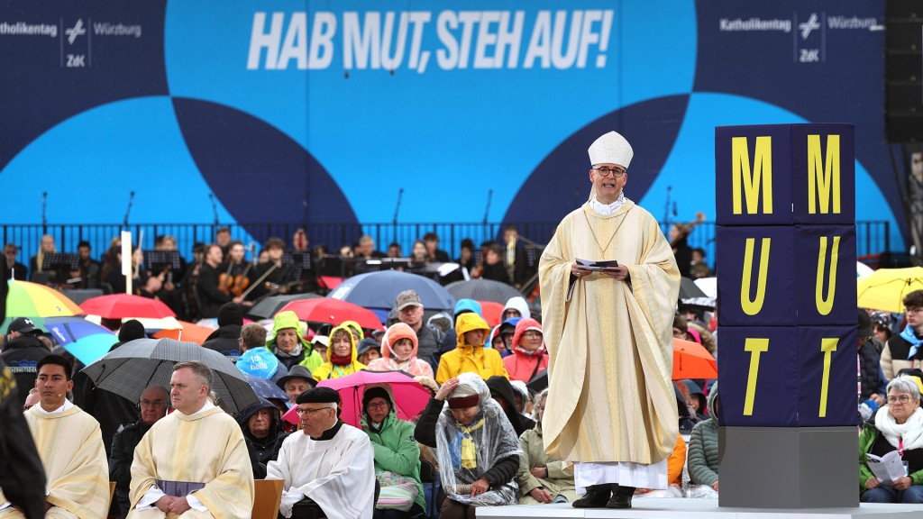 Franz Jung, Bischof von Würzburg, steht im Rahmen eines Gottesdienstes mit anderen kirchlichen Würdenträgern auf dem Residenzplatz.