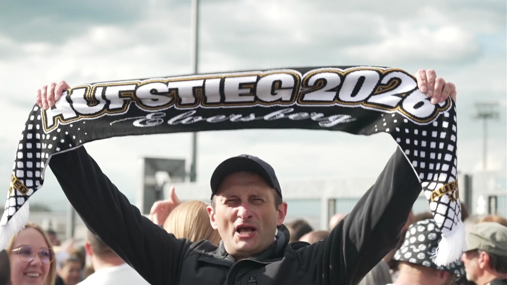 Fan hält Schal der SV Elversberg hoch