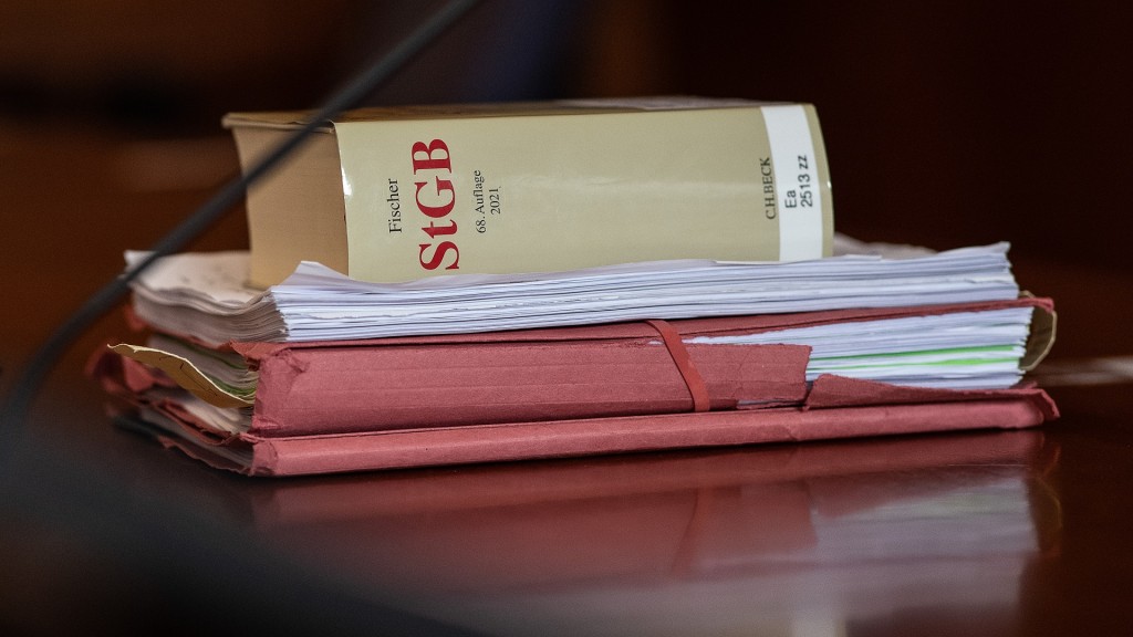 Gerichtsakten und ein Strafgesetzbuch liegen auf einem Tisch