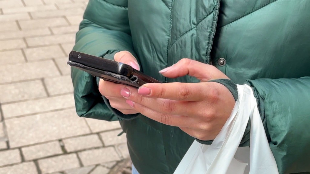 Eine Frau mit einem Smartphone in den Händen