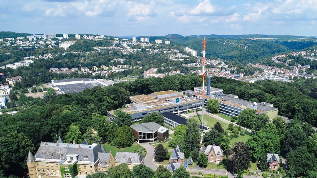 Der Halberg mit den Gebäuden des Saarländischen Rundfunks und dem Funkmast