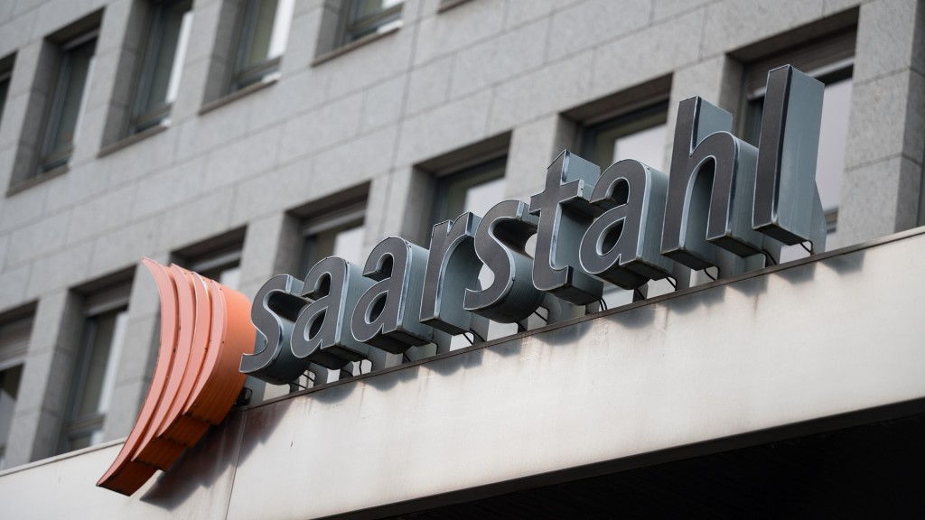 Das Logo von Saarstahl am Verwaltungsgebäude des Unternehmens.