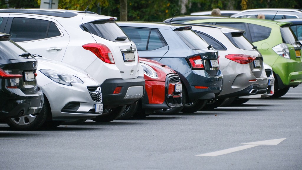 Autos parken auf dem Parkplatz einer Supermarkt-Filiale