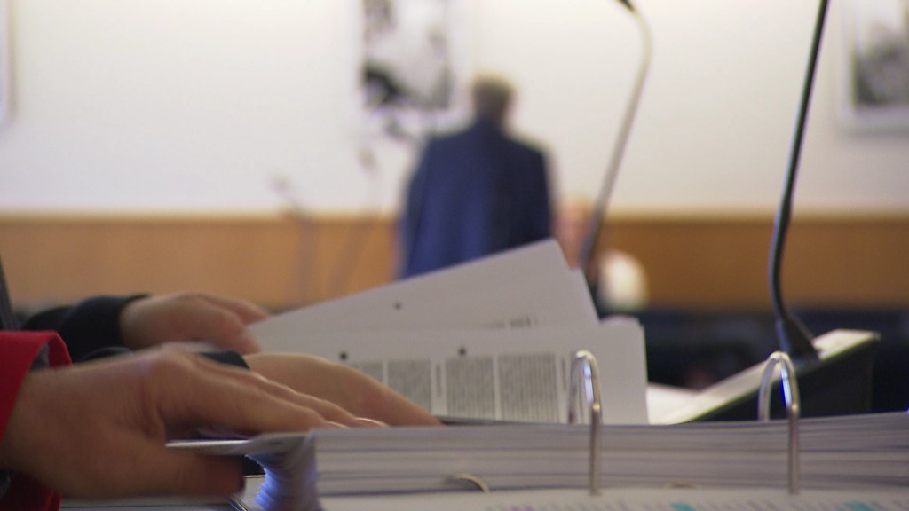 Foto: Akten werden geblättert