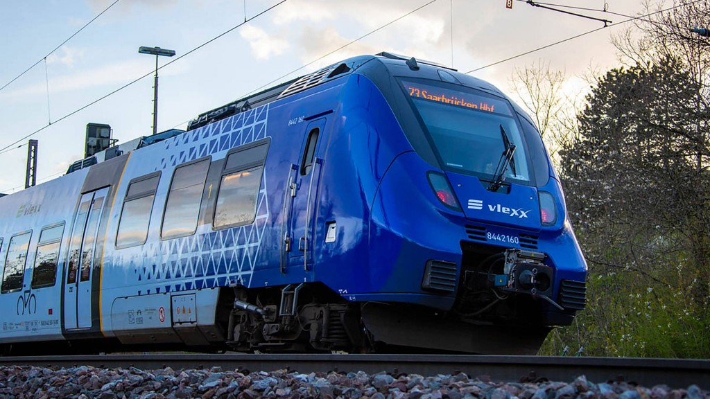 Ein Regionalzug des Betreibers „vlexx“ auf den Gleisen.
