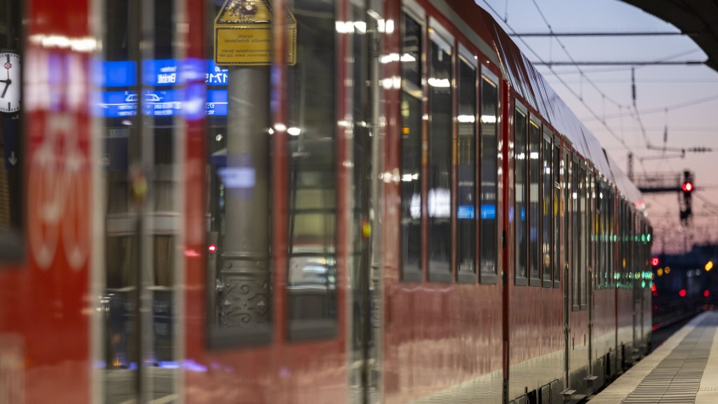Ein Regionalzug steht auf einem Bahnsteig