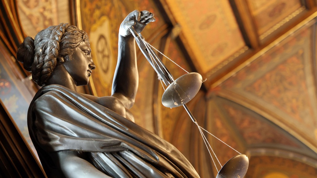 Skulptur der Justitia in einem Gerichtsgebäude