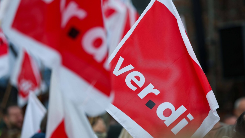 Foto: Verdi-Fahnen werden nach oben gehalten.