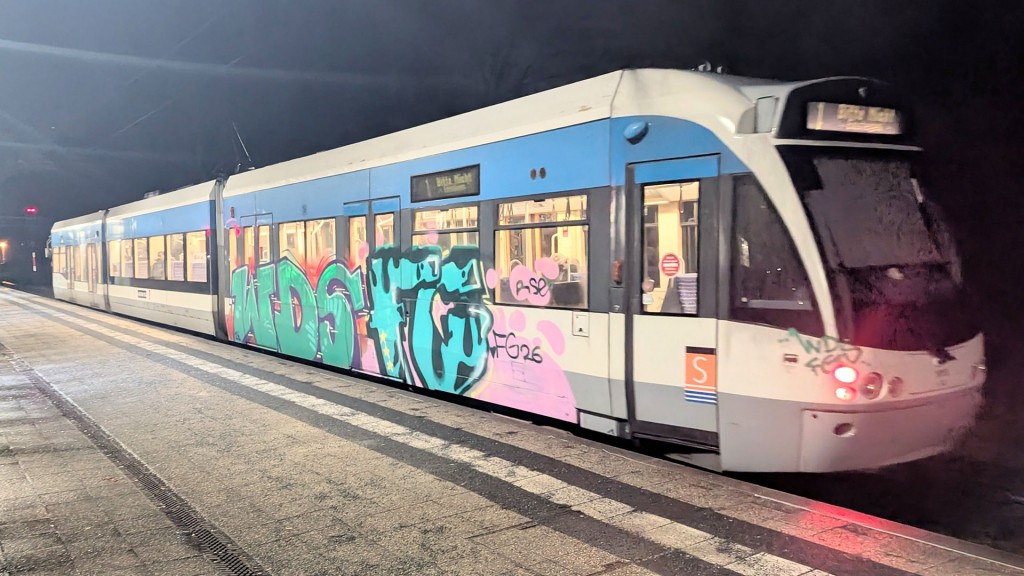 Eine Straßenbahn in Saarbrücken ist mit Graffiti besprüht