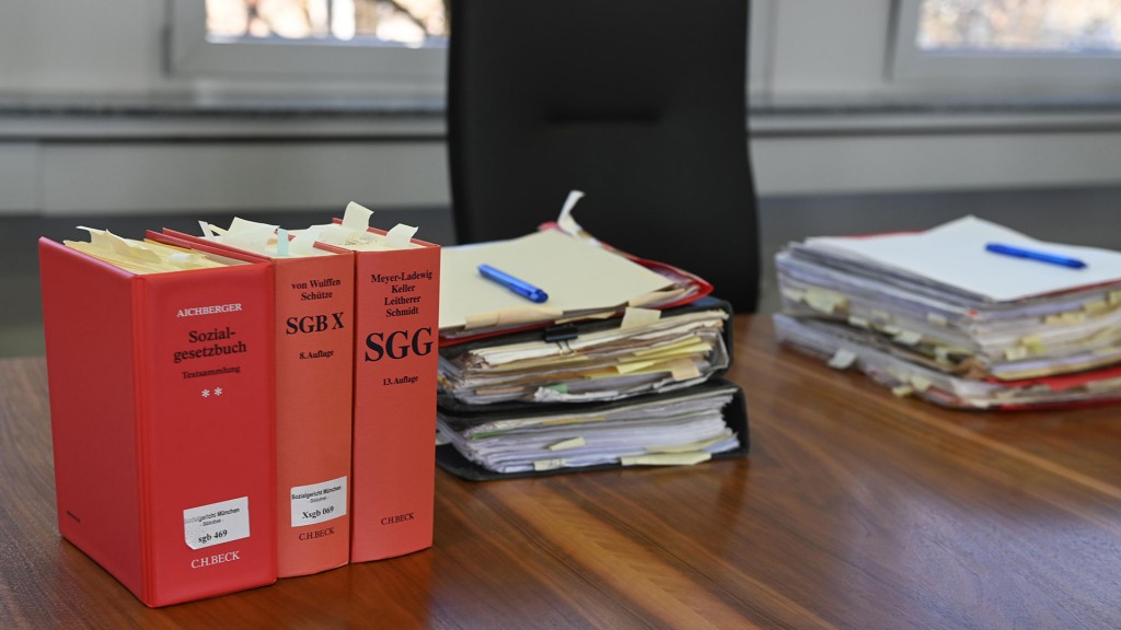 Foto: Sozialgesetzbücher und Akten auf einem Tisch