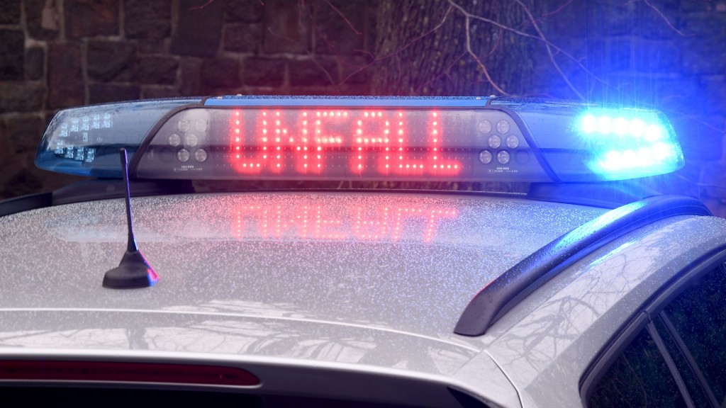 Foto: Die Leuchtschrift «Unfall» ist auf dem Dach eines Streifenwagens der Polizei zu sehen.