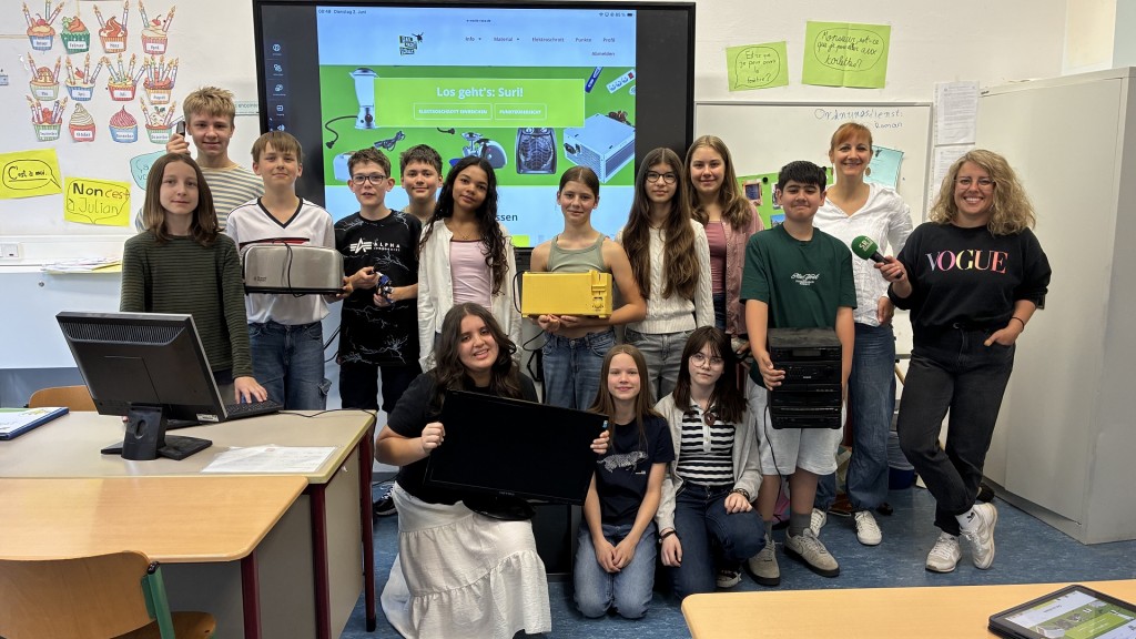 Die Schüler machen beim E-Waste-Race mit