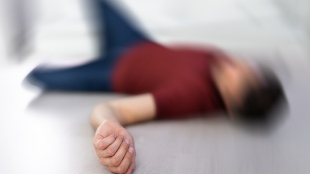 Mann liegt mit epileptischem Anfall auf dem Boden