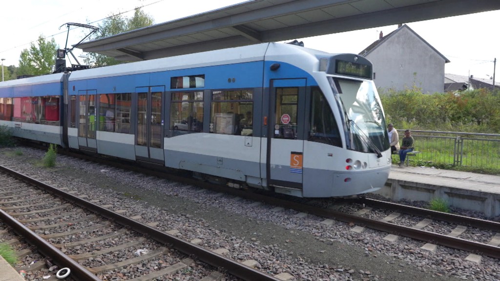 Foto: Saarbahn an einem Bahnhof