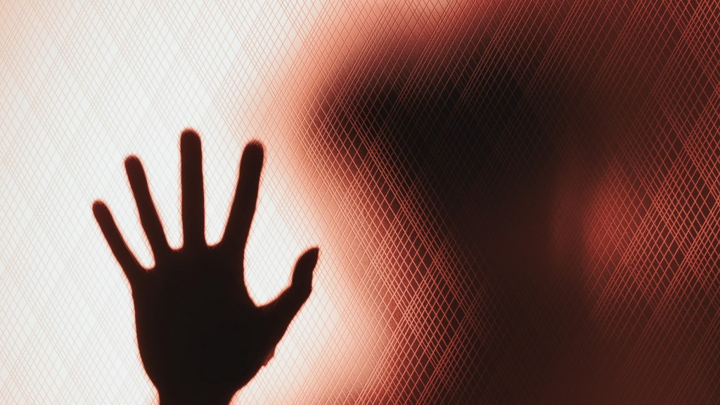 Hinter einer gerändelten Glastür bittet die Hand einer gebeugten Frau um Hilfe