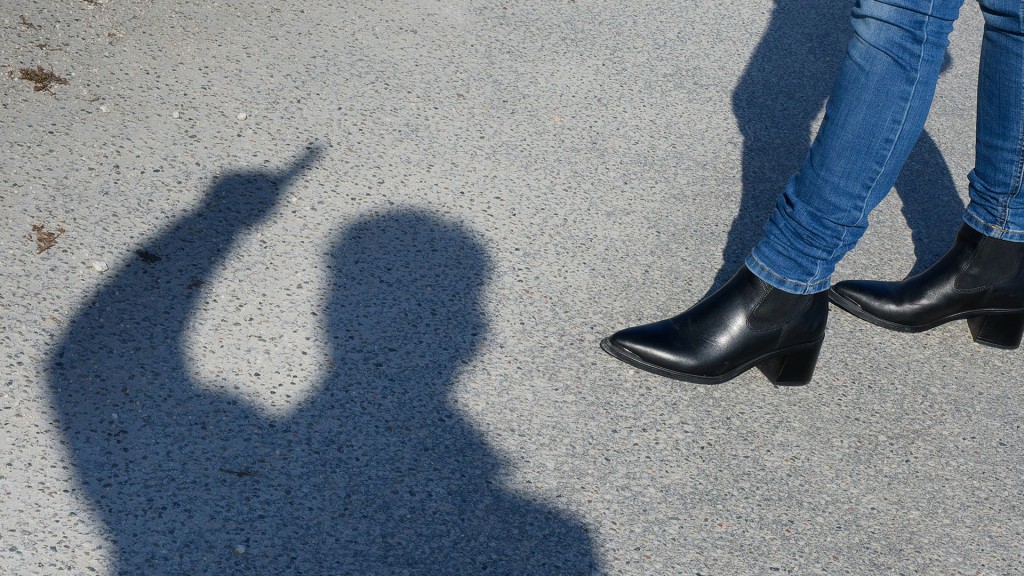 Eine Frau, die auf der Straße von einem Mann belästigt wird