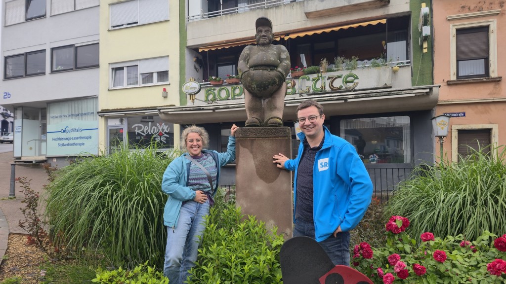 Simin Sadeghi und Oliver Buchholz an der Statur der „Quierschder Wambe“ in Quierschied