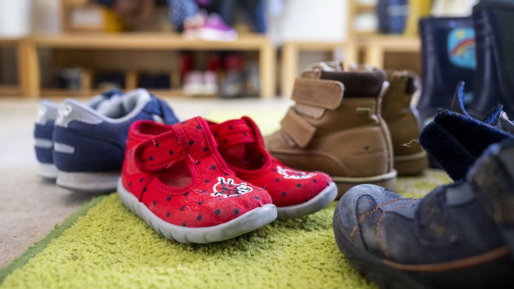 Kinderschuhe stehen in einer Garderobe einer Kita