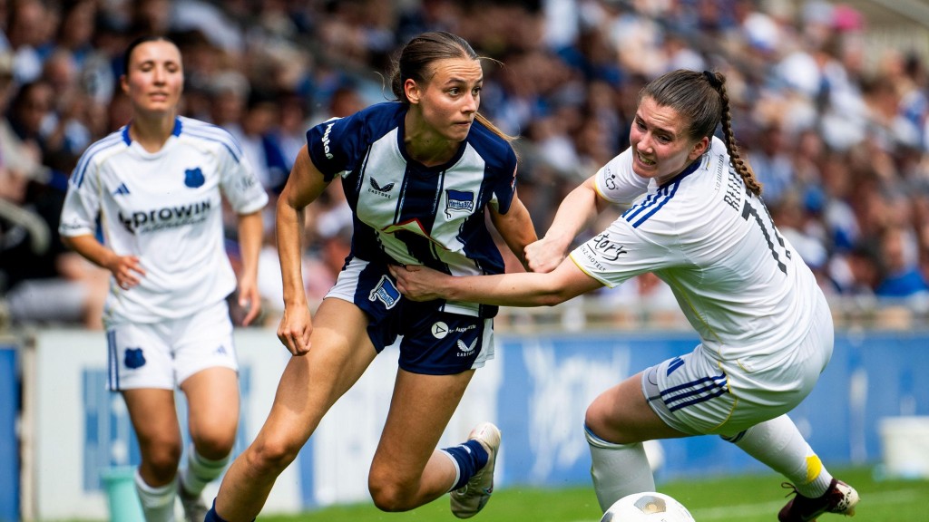 Foto: Lotte Reimold (Hertha BSC) und Lea Körner (1.FC Saarbrücken) Aufstiegsspiel, Hertha BSC vs. 1. FC Saarbruecken