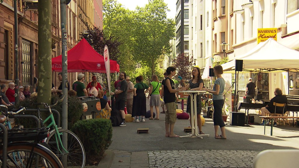 Foto: Menschen, die an der Sommerstraße im Nauwieser Viertel teilnehmen
