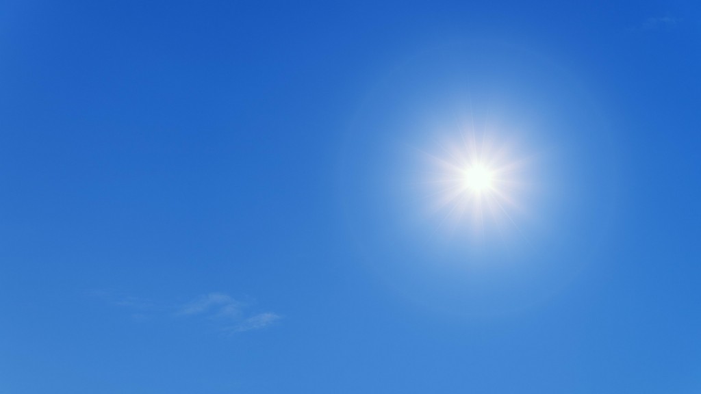 Strahlende Sonne am blauen Himmel
