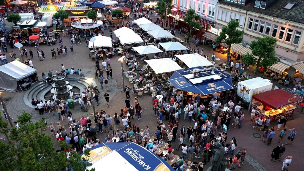 Menschen am Stadtfest auf dem Neunkircher Stummplatz