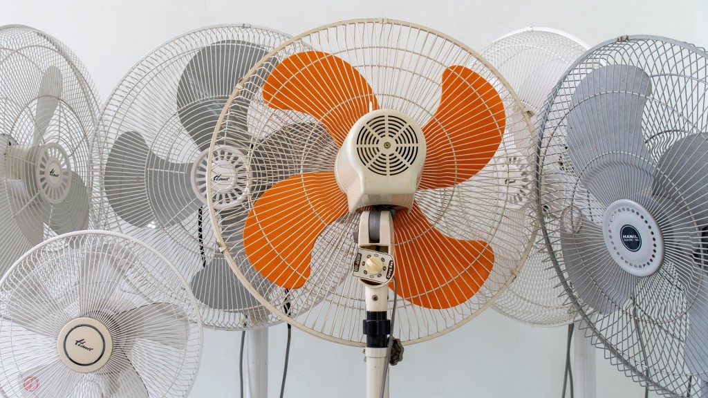 Ventilatoren stehen nebeneinander vor einer weißen Wand