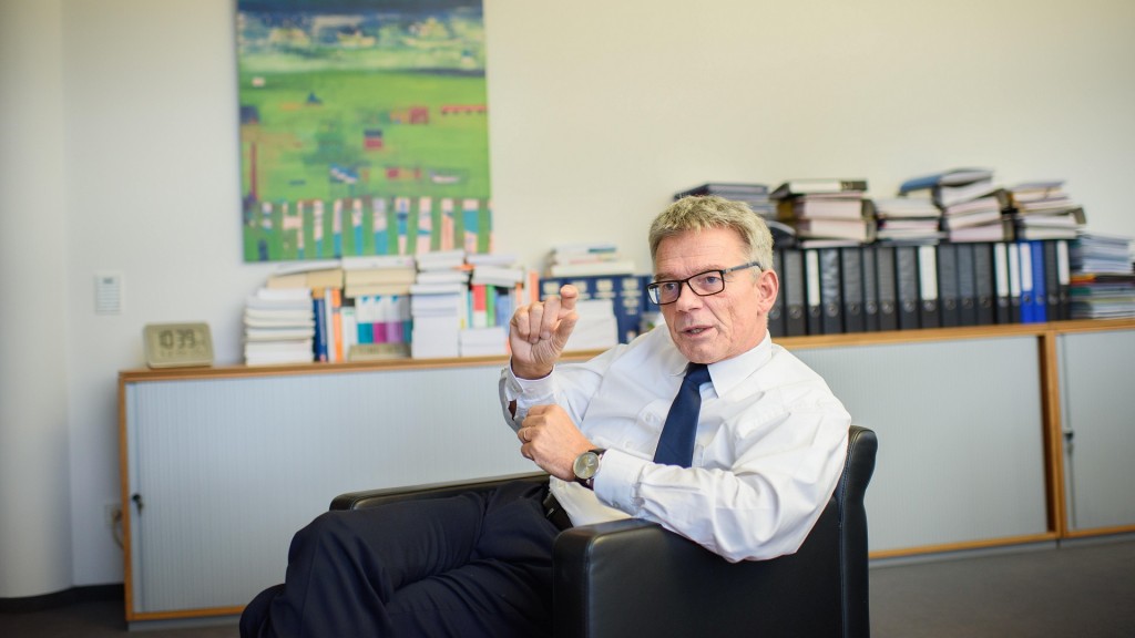 Archivaufnahme: Josef Hecken in seinem Büro