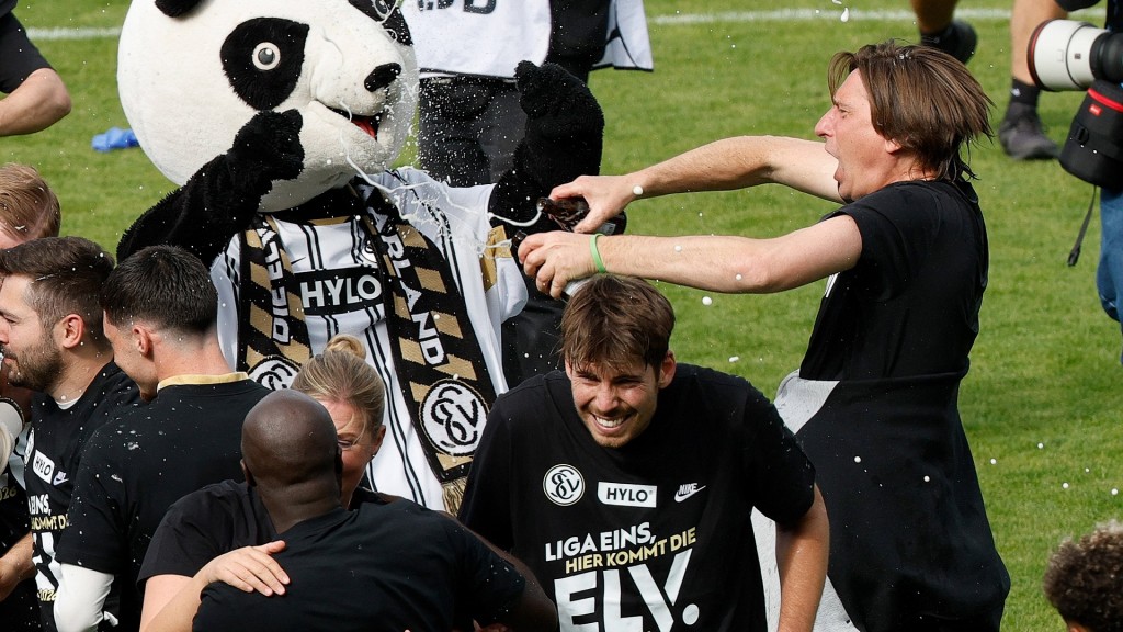 Auch SVE-Trainer Vincent Wagner ließ seinen Emotionen freien Lauf.
