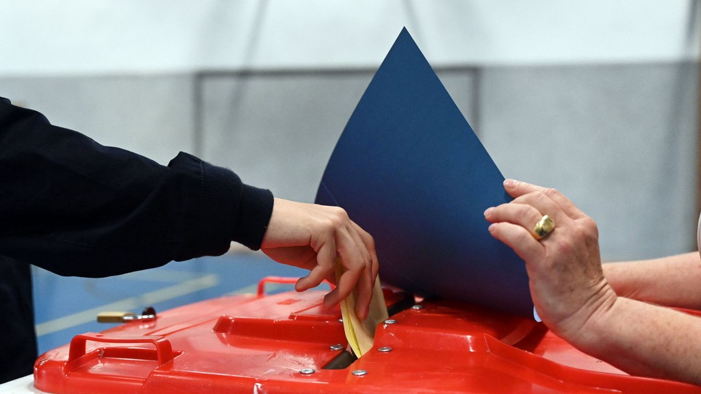 Foto: Jemand wirft seinen Stimmzettel in eine Wahlurne