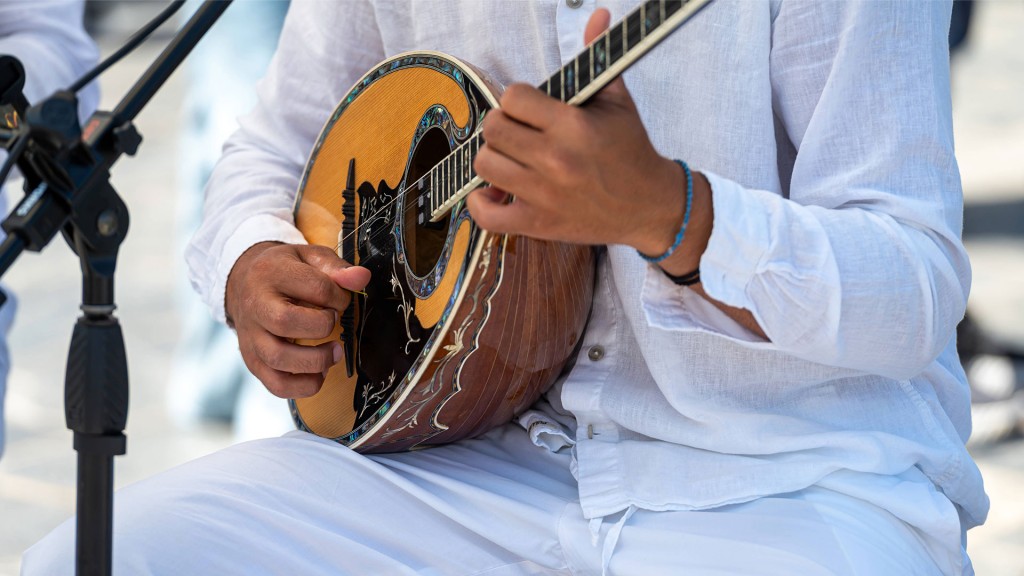 Ein Mann spielt auf einer Bouzouki