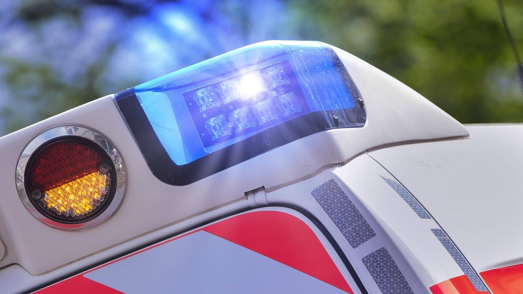 Foto: Ein strahlendes Blaulicht an einem Krankenwagen 