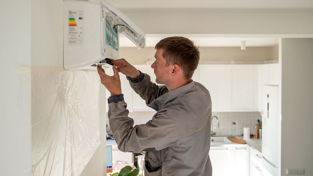 Foto: Ein Techniker installiert eine Klimaanlage in einer Wohnung