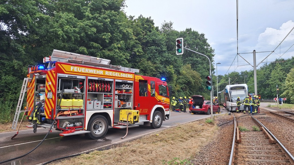 Foto: Feuerwehreinsatz nach Saarbahn-Unfall