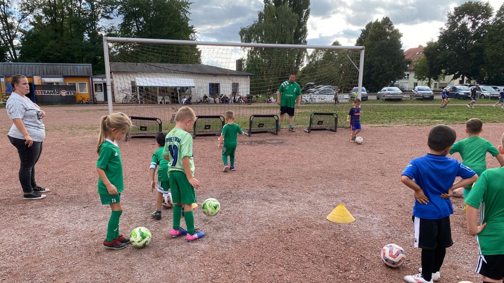 Foto: Training der Kinder beim Fußballverein Weiß-Grün Matzenberg