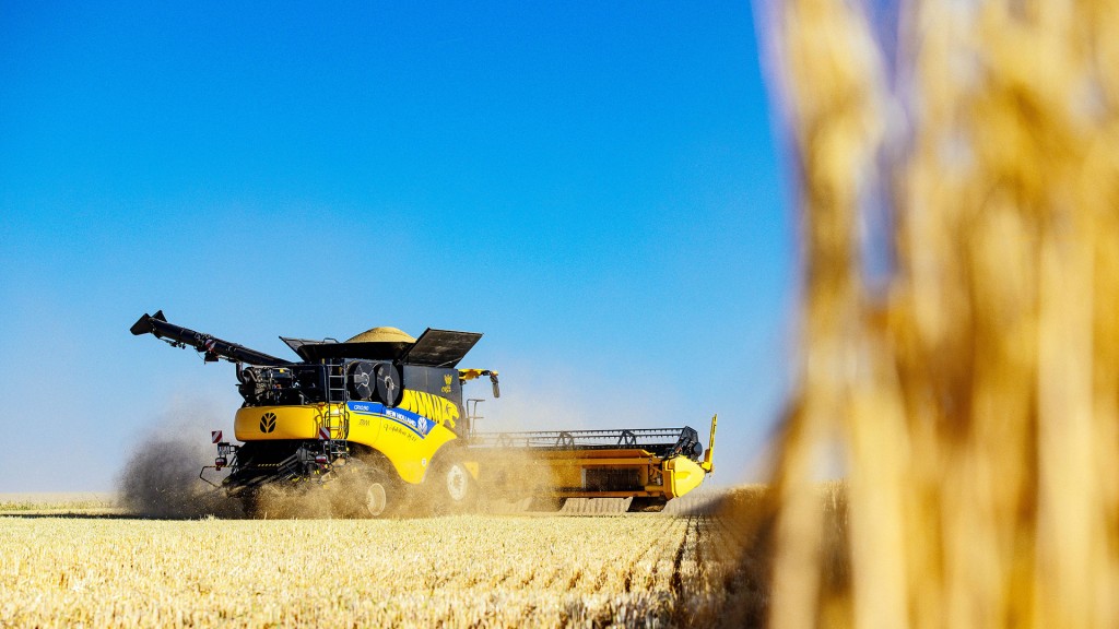 Eine Erntemaschine auf einem Gerstefeld