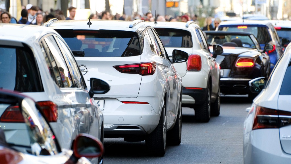 Viele Autos stehen in einem Stau