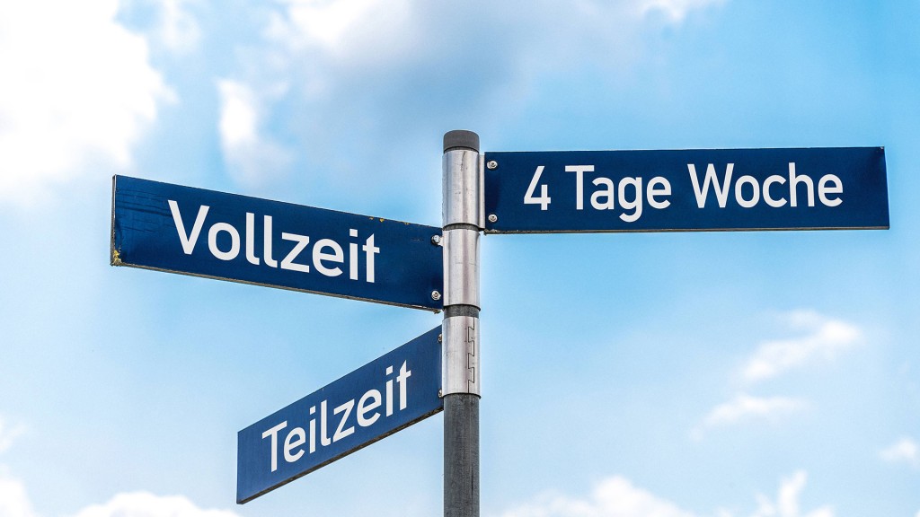 Ein Wegweiser mit der Aufschrift Vollzeit, Teilzeit und 4 Tage Woche vor blauem Himmel