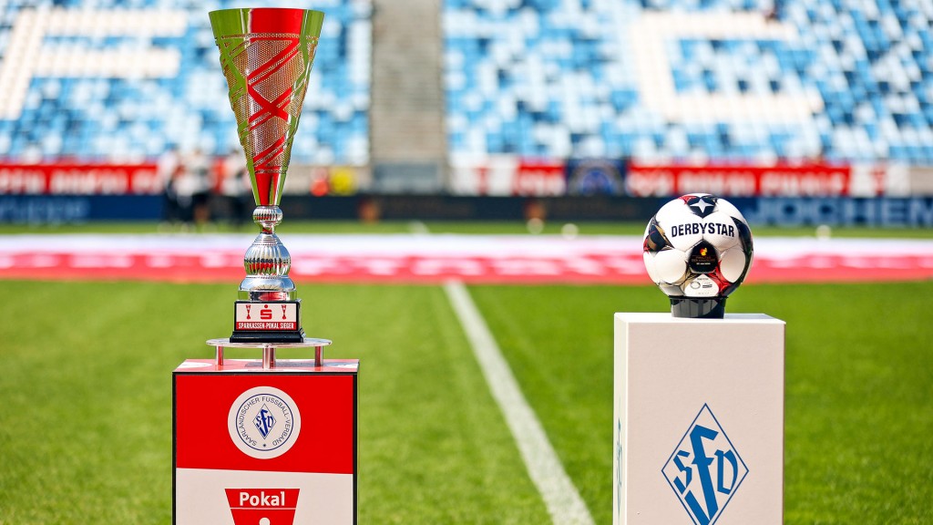Trophäe und Spielball des Saarlandpokals sind im Stadion ausgestellt