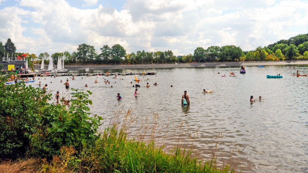 Badegäste im Losheimer Stausee