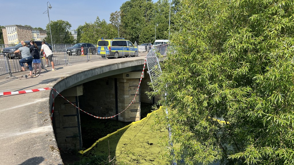 Durchbrochenes Geländer nach Unfall am Saar-Altarm in Saarlouis
