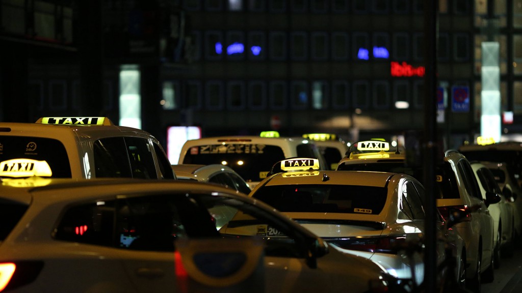Foto: Taxis stehen aufgereiht an einem Taxistand