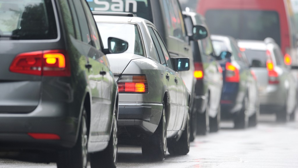 Foto: Berufsverkehr. Autos stehen im Stau.