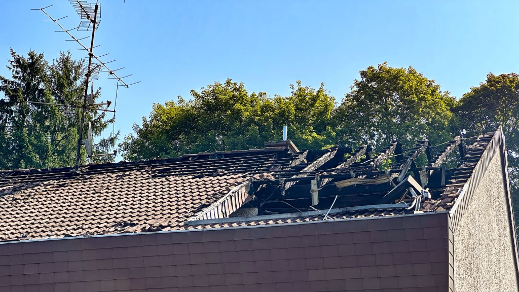 Foto: Brandgeschädigtes Hausdach nach einem Dachstuhlbrand in Dudweiler