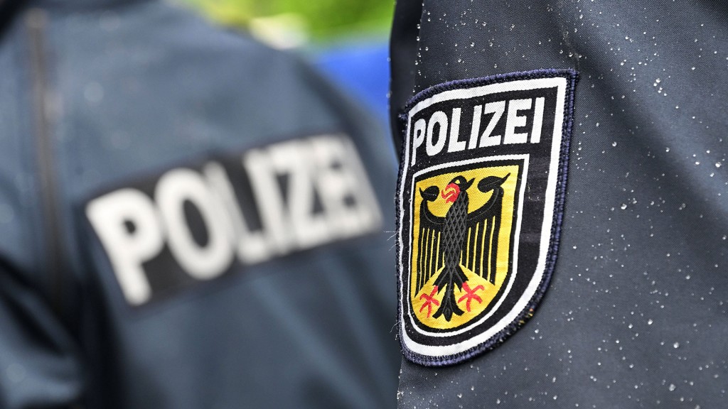 Foto: Zwei Polizeikräfte im Einsatz