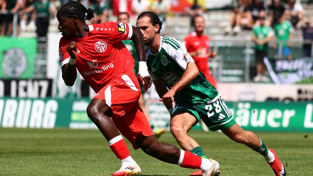 Zweikampf zwischen Andre Kenete Gitau (1. FSV Mainz 05 II) und Birkan Celik (FC 08 Homburg)