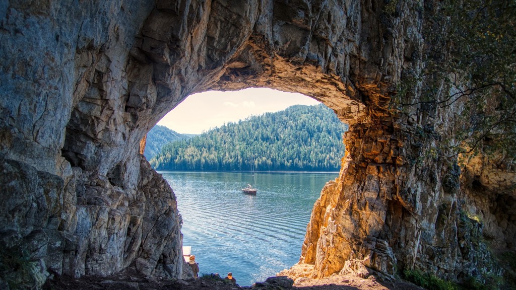 Felsiger Blick auf einen See im Sommer