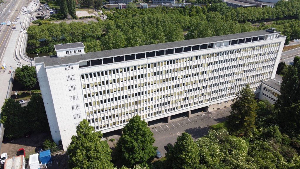 Der Pingusson-Bau in Saarbrücken aus der Luft