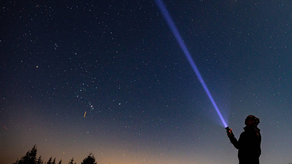 Eine Person betrachtet den Himmel, an dem der Perseiden-Meteorstrom zu sehen ist.