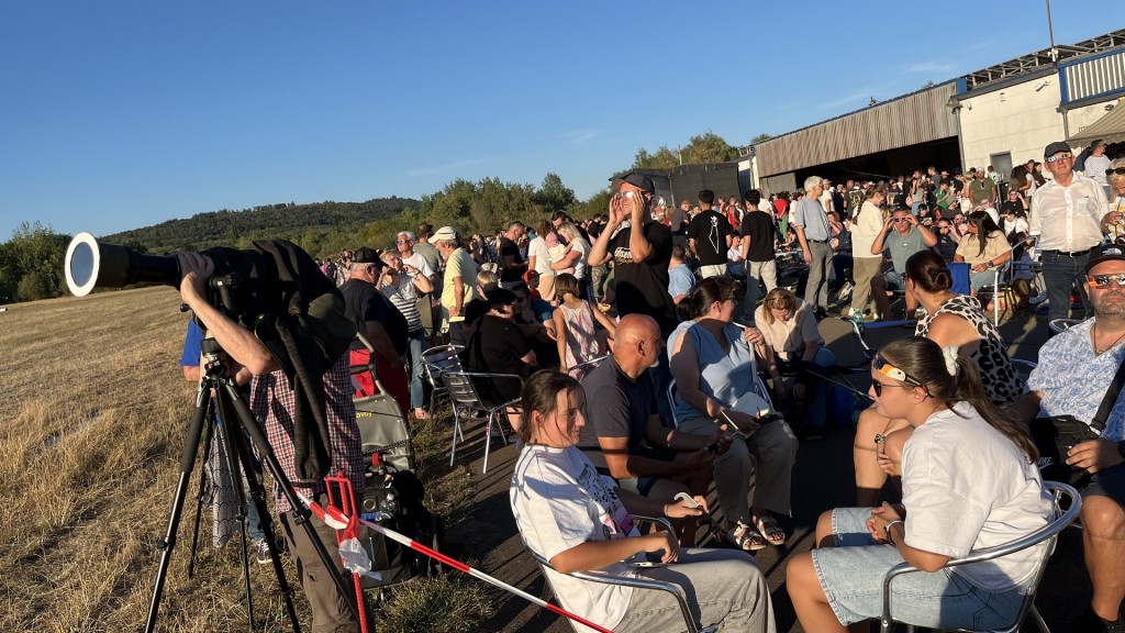 Rund 2000 Menschen kamen nach Dillingen-Diefflen zur Sonnenfinsternis